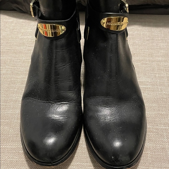 Michael Kors Arley Ankle Boots Black Leather Size 8 Logo Plaque Accent Bloc Heel - Picture 7 of 8